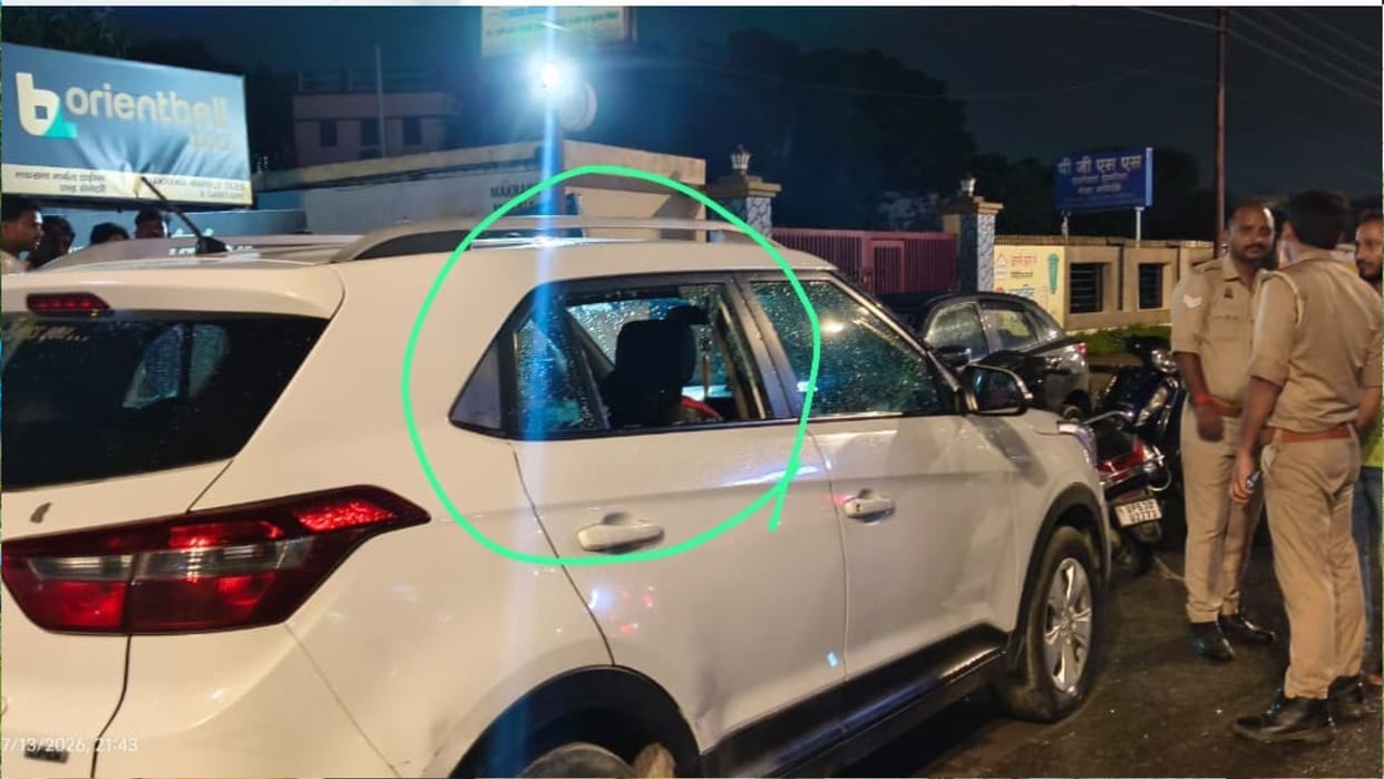 Marble trader's car window smashed and ₹5 lakh stolen in Gorakhpur.