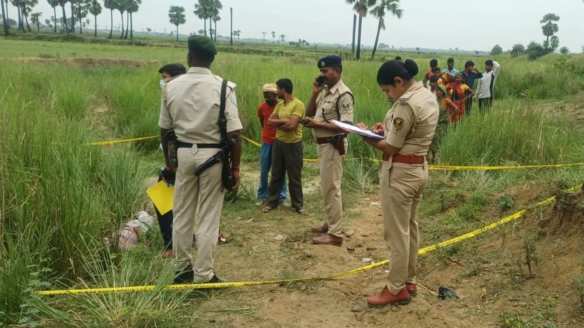 घटनास्थल पर जांच करती हुई पुलिस