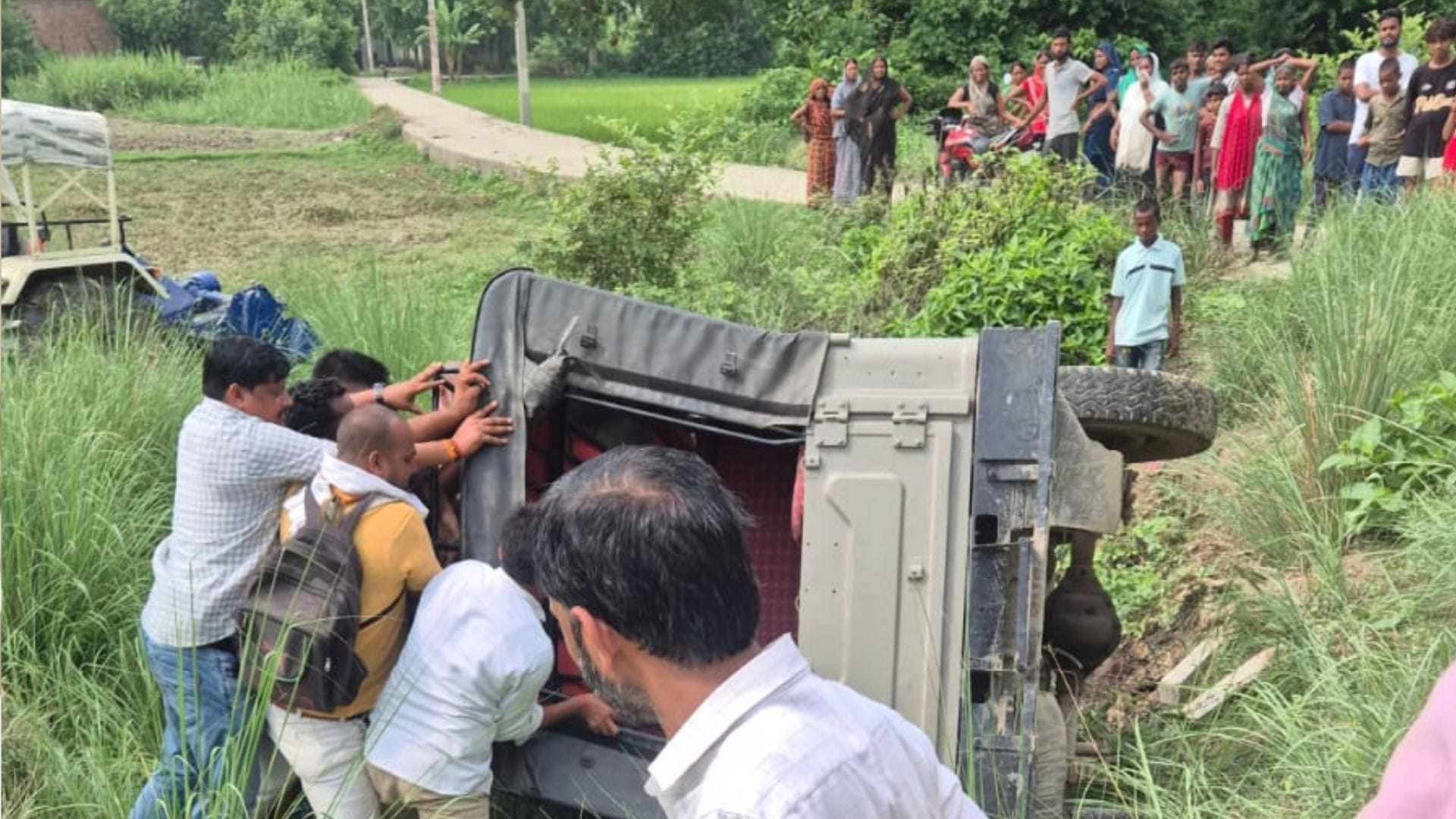 जीप पलटने से एक बच्चा घायल
