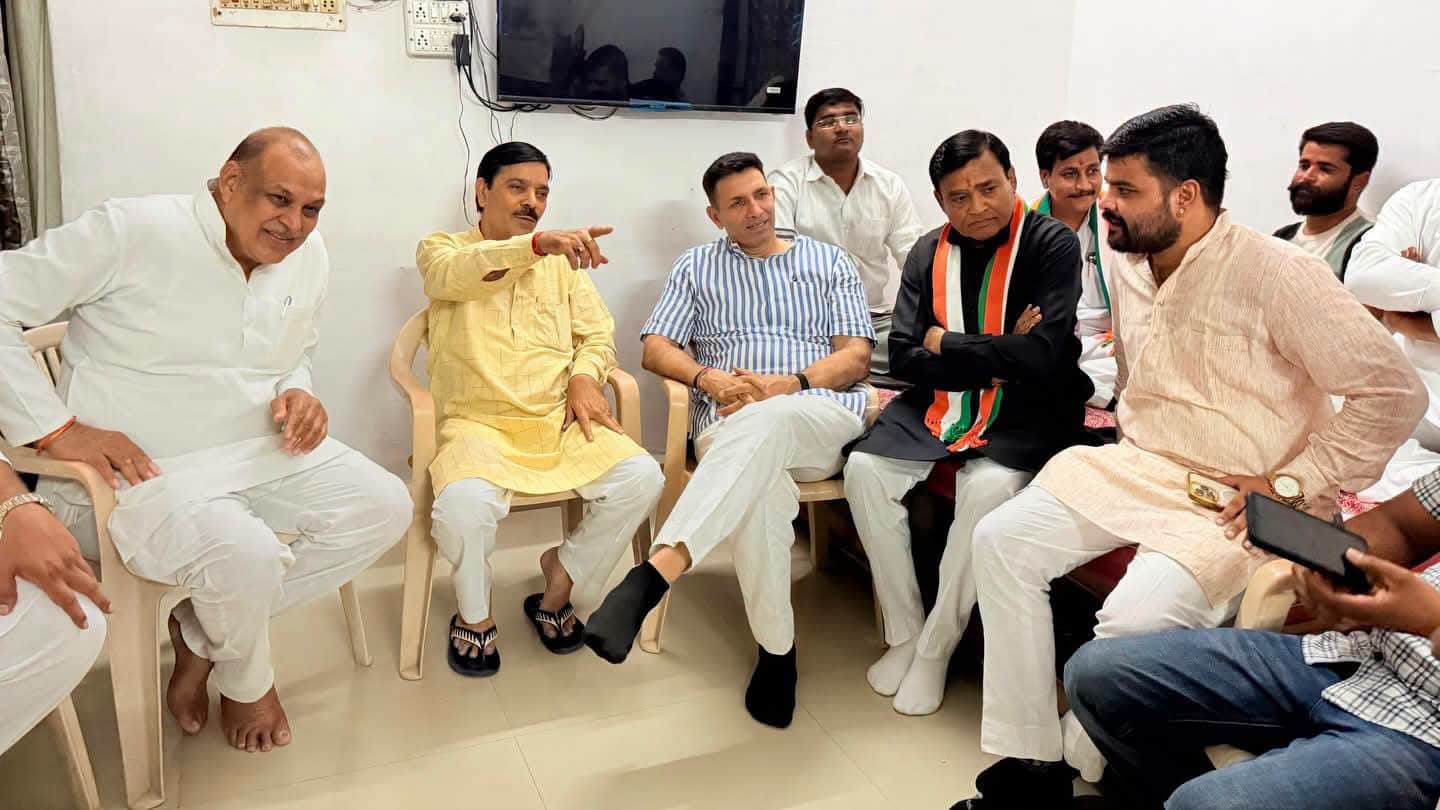जीतू पटवारी समेत पार्टी के अन्य नेताओं के साथ अवधेश नायक (पीले कुर्ते में)