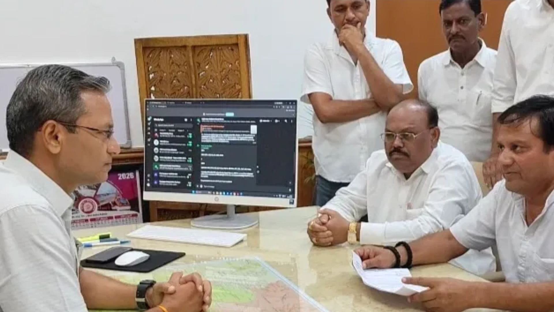 कांग्रेस ने डीआरएम को सौंपा ज्ञापन