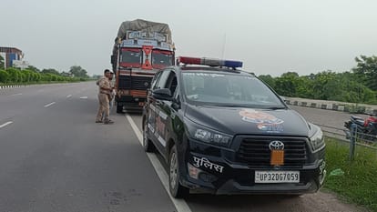 Kanpur Accident Scorpio was mangled with bonnet and seats crushed together 50 minute rescue operation