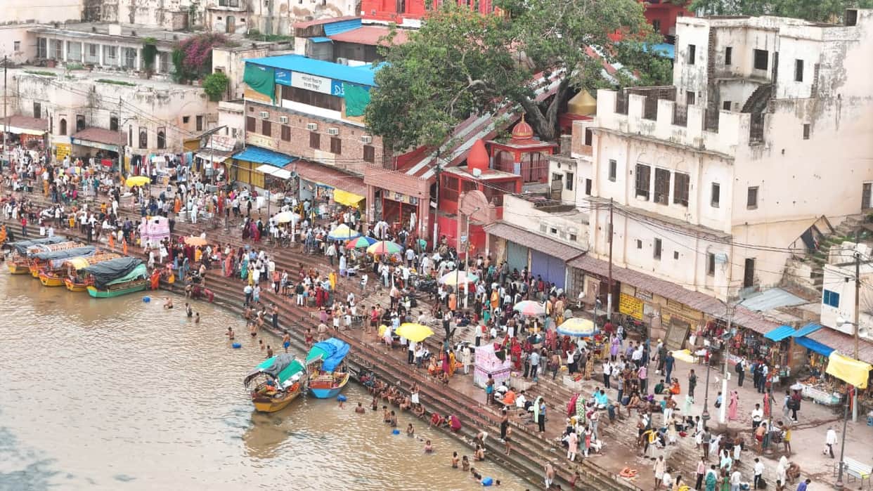 Chitrakoot Crowds gather out of faith on Ashadh Amavasya dip in Mandakini devotees perform Kamadgiri Parikrama