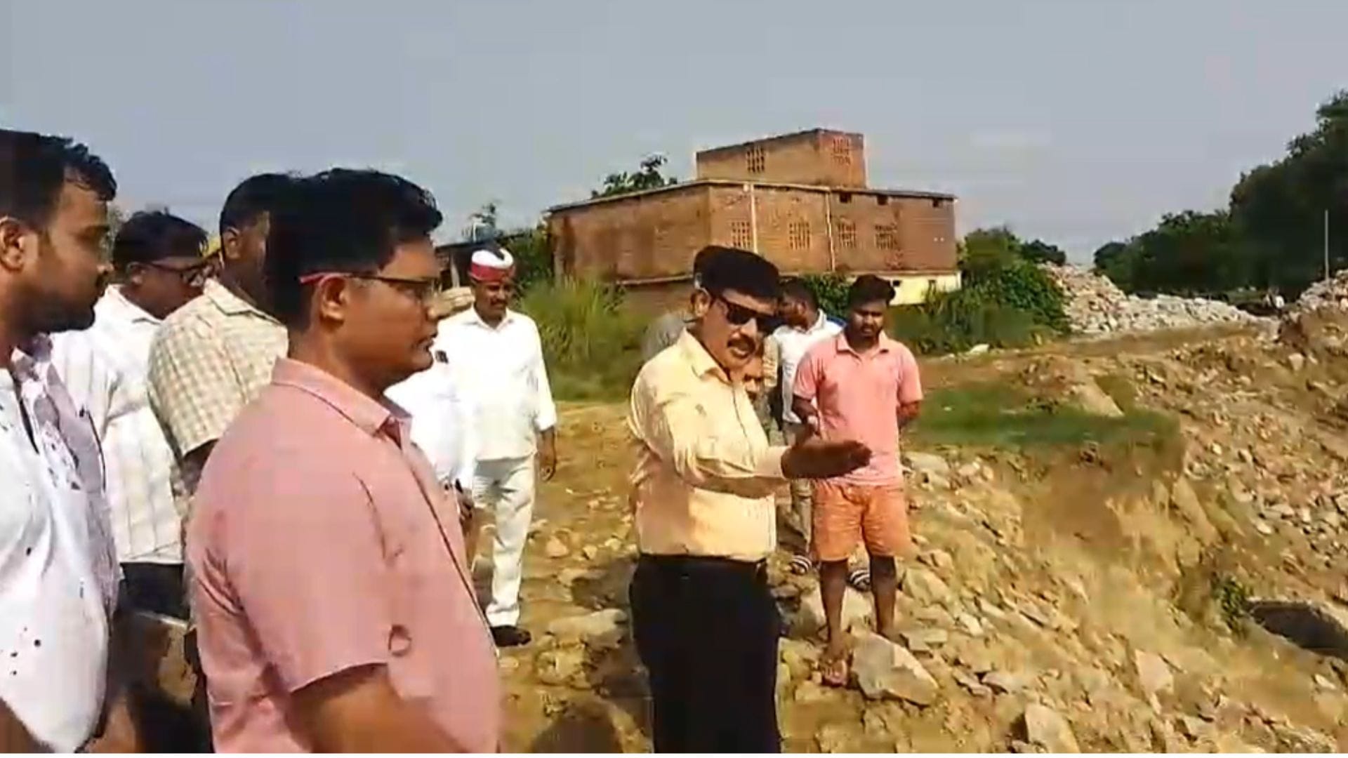 कटानरोधी कार्यों का निरीक्षण करते डीएम