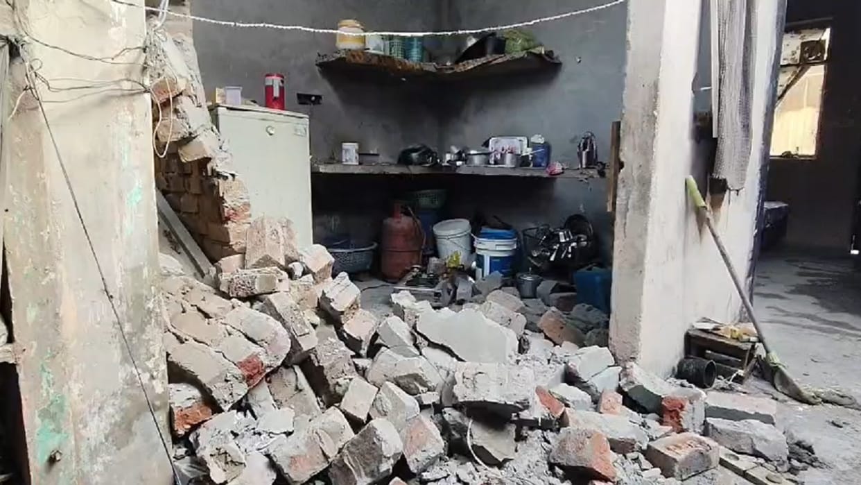 Ambala: केसरी रेलवे स्टेशन के पास रसोई में फटा गैस सिलिंडर, मकान की दीवार ढही; युवक झुलसा - Gas Cylinder Explodes In Kitchen Near Kesari Railway Station In Ambala; House Wall Collapses -