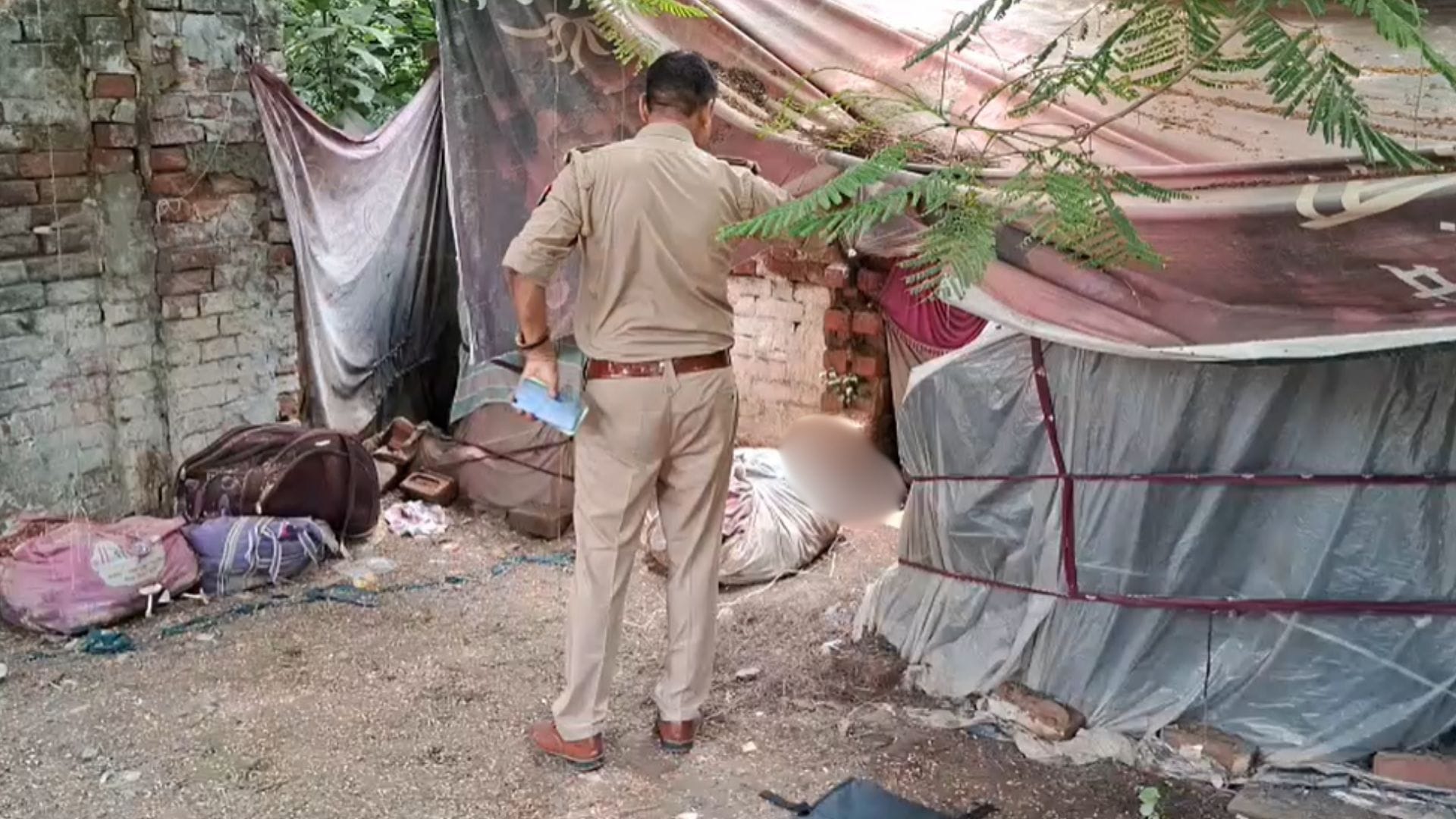 मौके पर छानबीन करती पुलिस