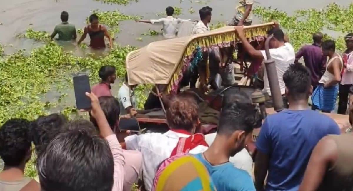 araria bhargama tractor trolley overturn women labourers paddy plantation accident three killed bihar