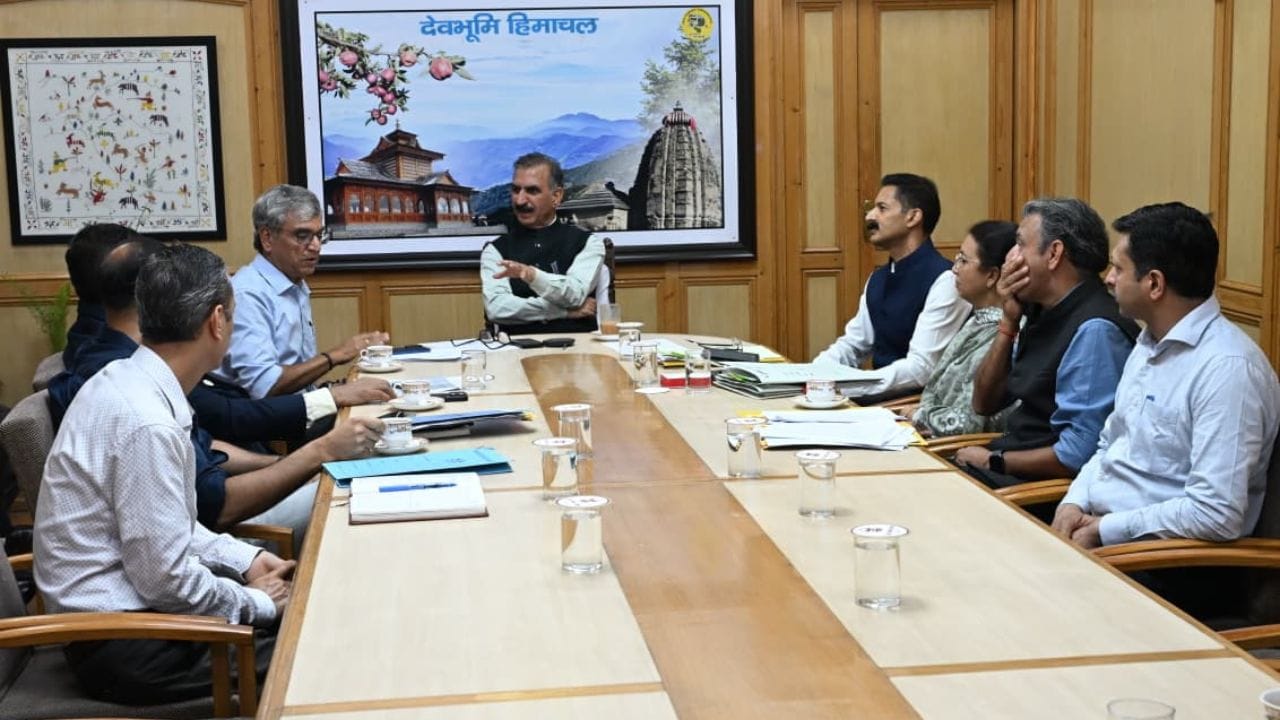मुख्यमंत्री किशाऊ बहुउद्देश्यीय जलविद्युत परियोजना की समीक्षा बैठक की अध्यक्षता करते हुए।