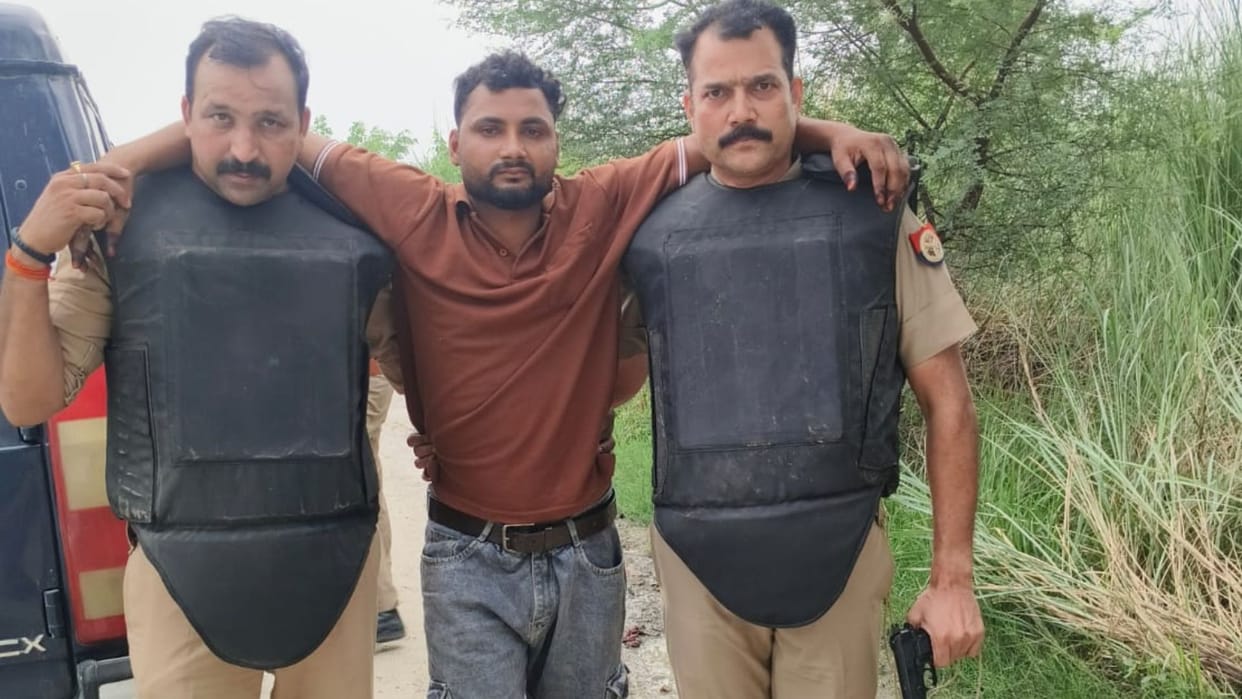 Azamgarh police arrested three miscreants in an encounter one accused injured