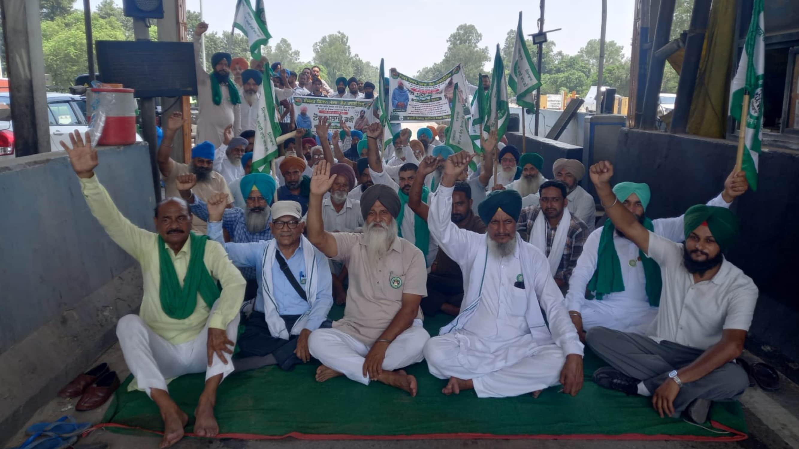 दप्पर टोल प्लाजा पर किसानों ने लगाया धरना