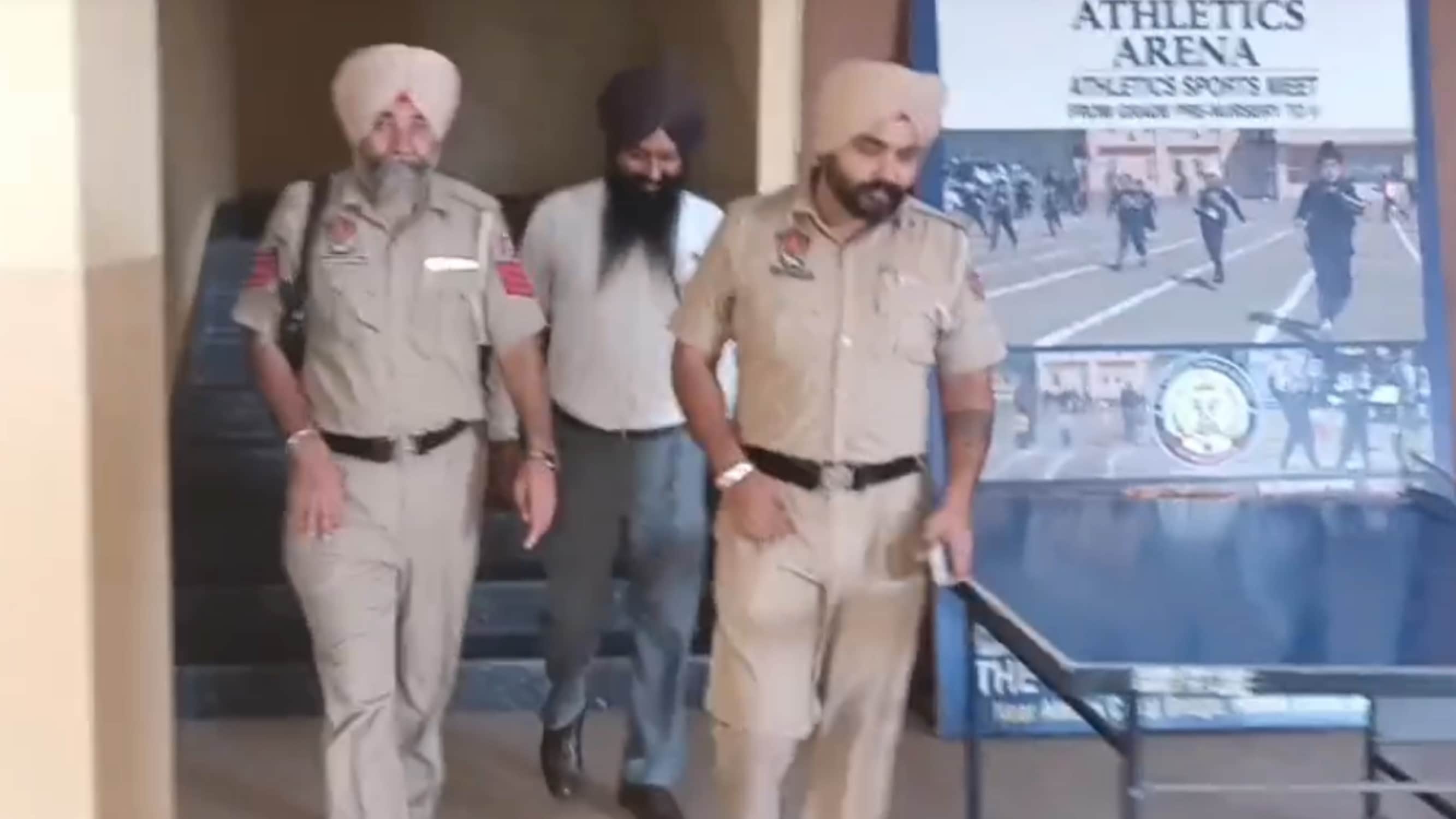 जांच के लिए पहुंचे पुलिसकर्मी