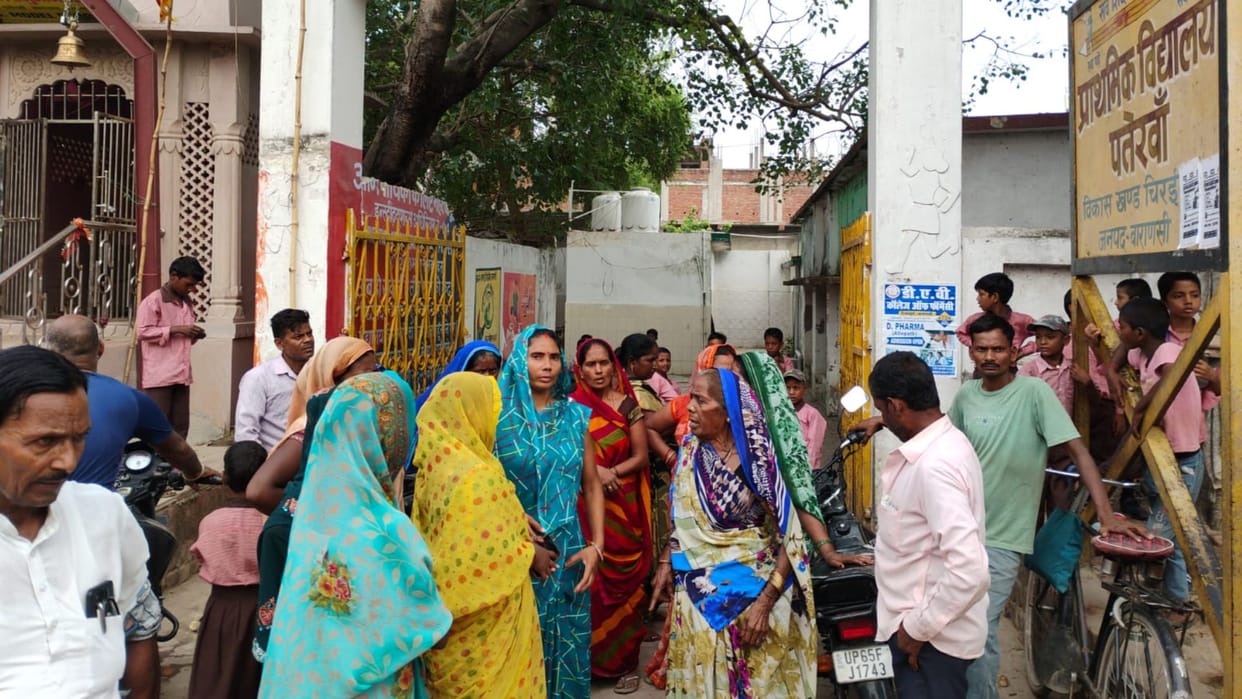 Parents protested against quality of mid-day meal at school in Varanasi