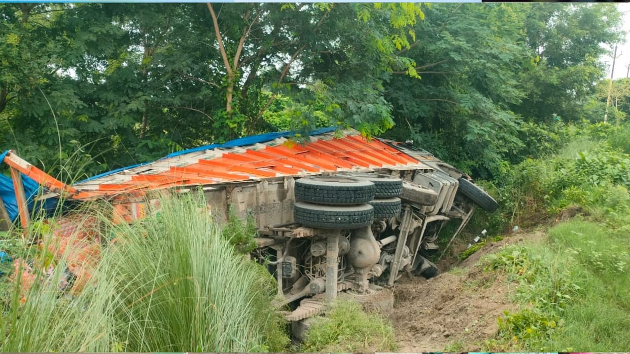 Two youths killed in a road accident on Ram-Janaki Marg in Sant Kabir Nagar.