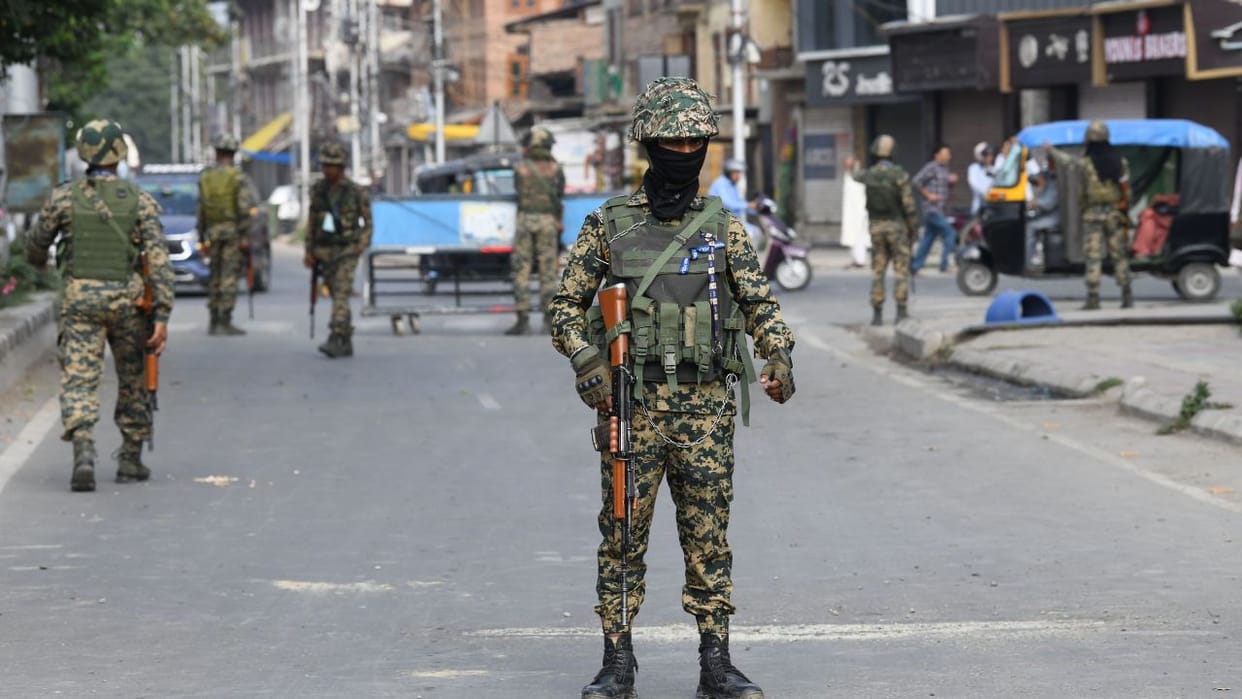 J&K Police, Army and CRPF Apprehend 6 Terror Associates in Two Separate Operations in Shopian