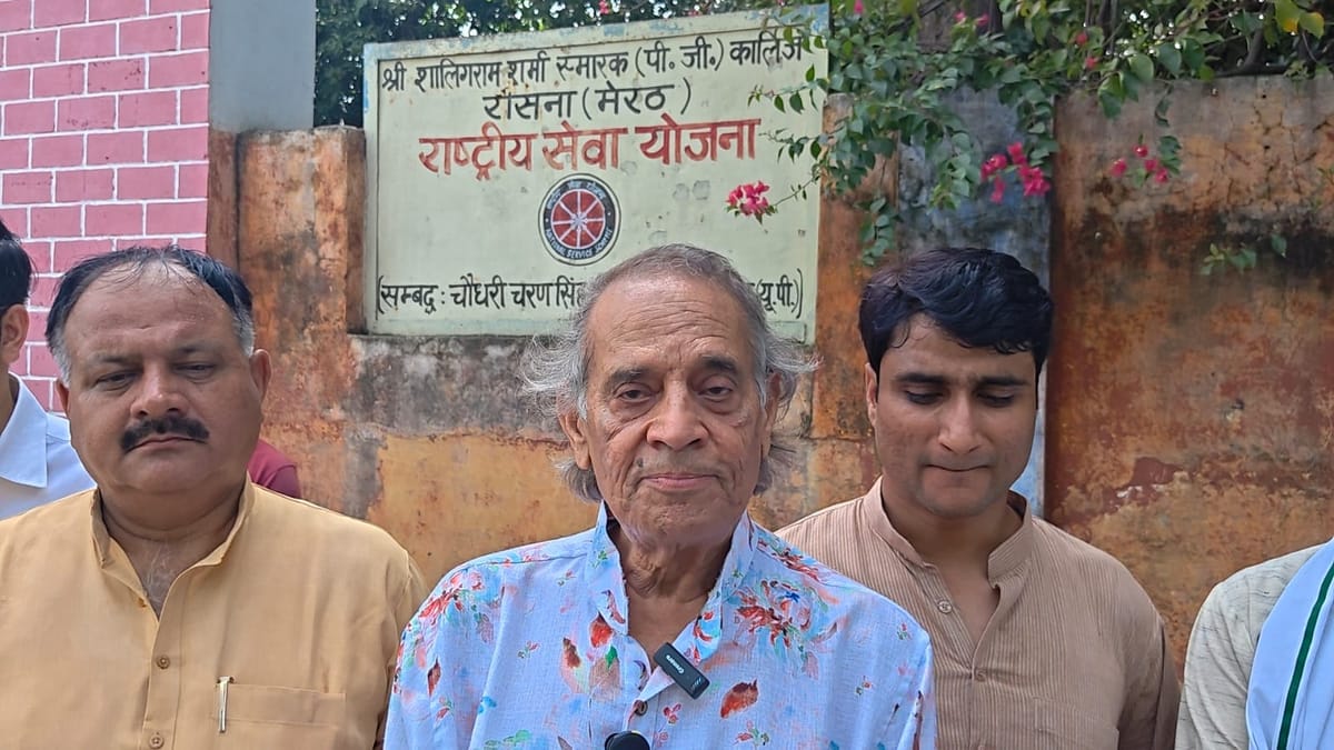 Meerut: डॉ. हरिओम पंवार बोले- गांवों में बसती है साहित्य की आत्मा, शहरों में बढ़ी औपचारिकता
