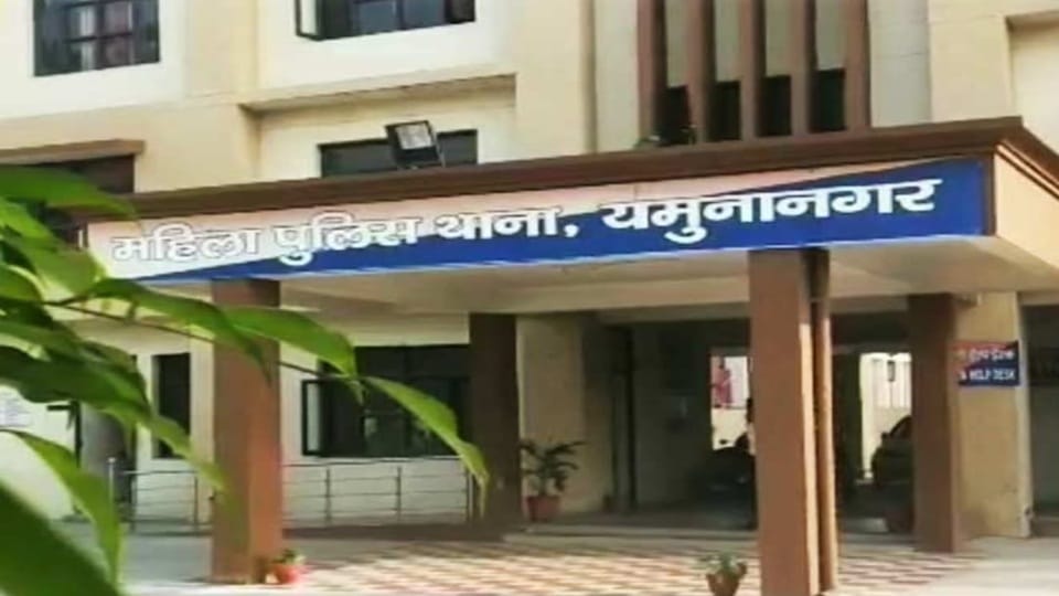 In Yamunanagar, an intoxicated father attempts to harass his innocent daughter.