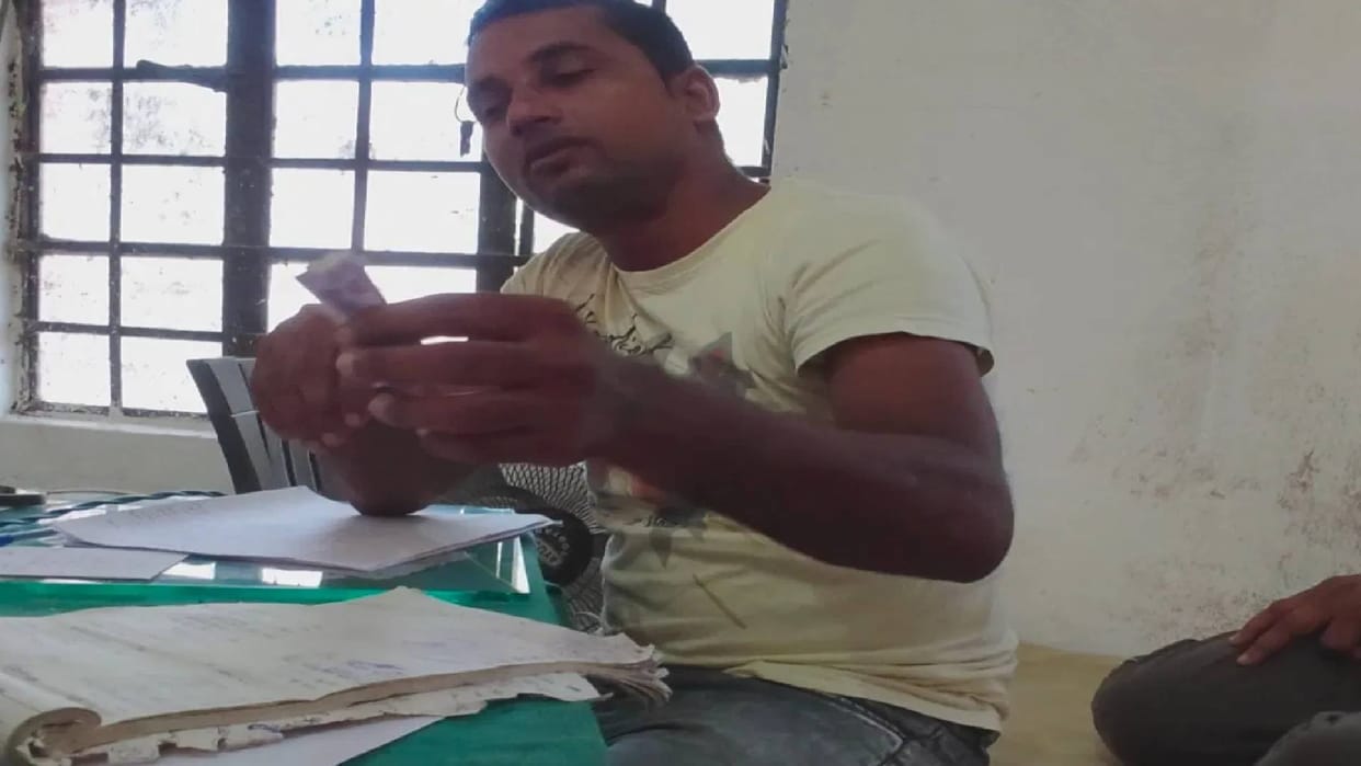 Bihar Cop Caught on Camera Taking Bribe to Write Complaint Video Goes Viral