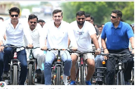 प्रदेश प्रभारी चौधरी और पीसीसी चीफ पटवारी साइकिल चलते हुए