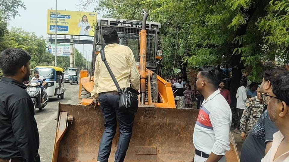 Uproar during encroachment removal at Agra Cantt Station