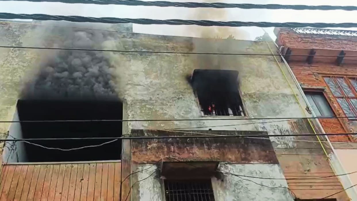 Fire in flat varanasi Goods worth 4 lakh reduced ashes ahead of daughter wedding fire brigade doused flames