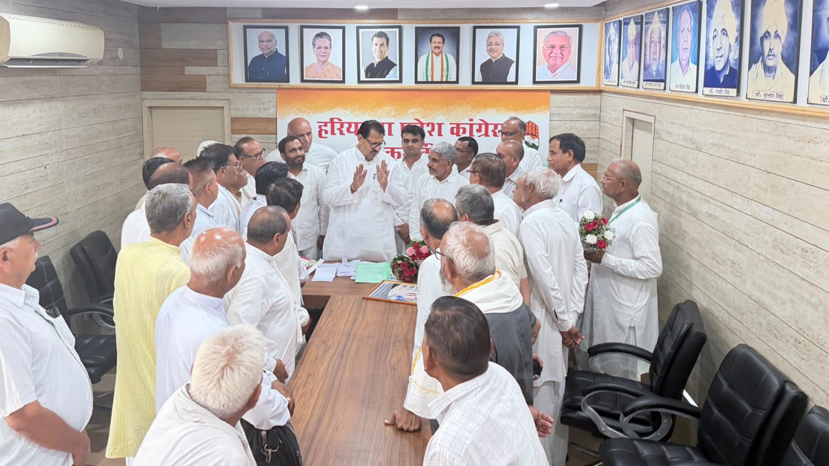 कांग्रेस कार्यालय में पदाधिकारियों से बात करते प्रभारी संजय दत्त।