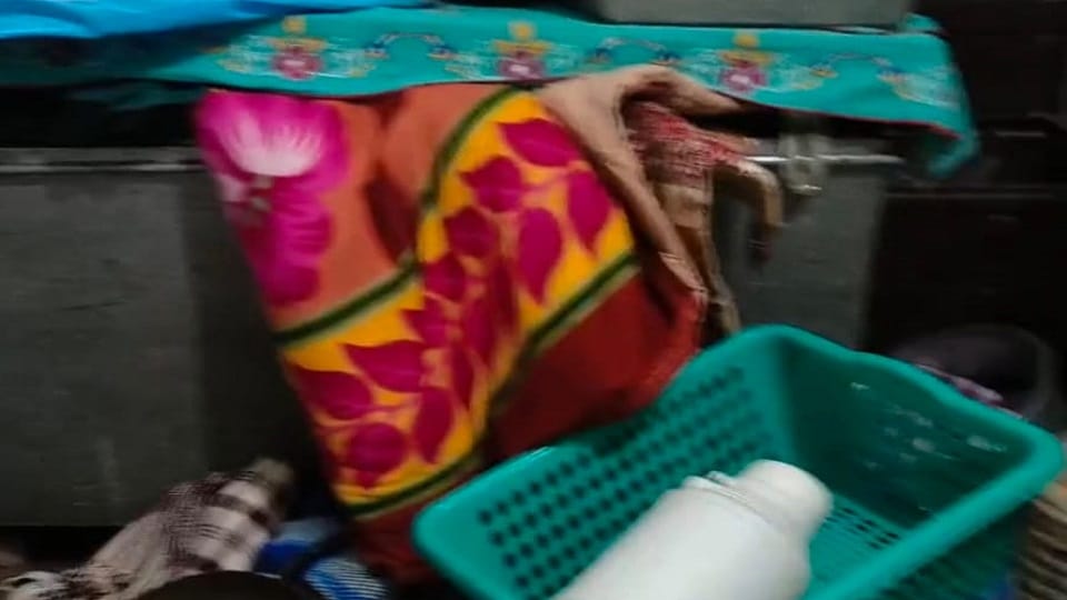 The thieves broke the window and stole in bazpur