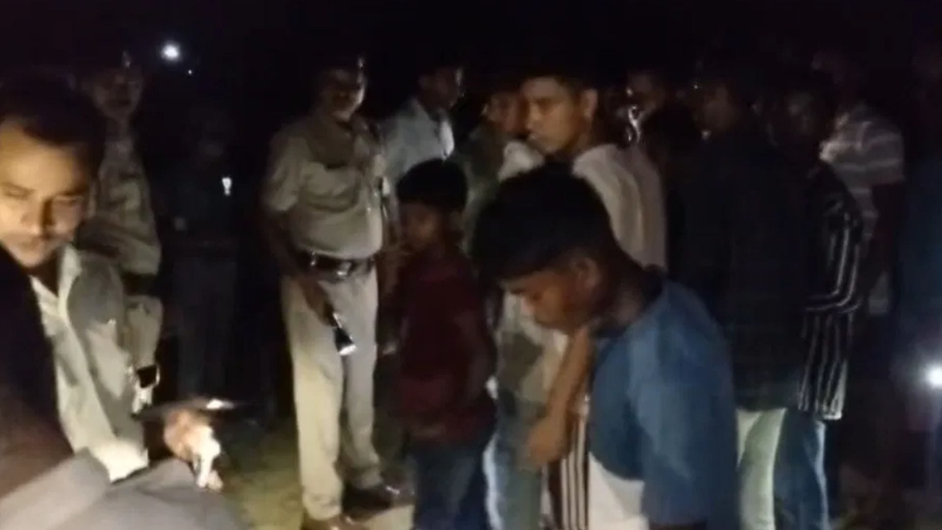 घटना स्थल पर जांच करती हुई पुलिस