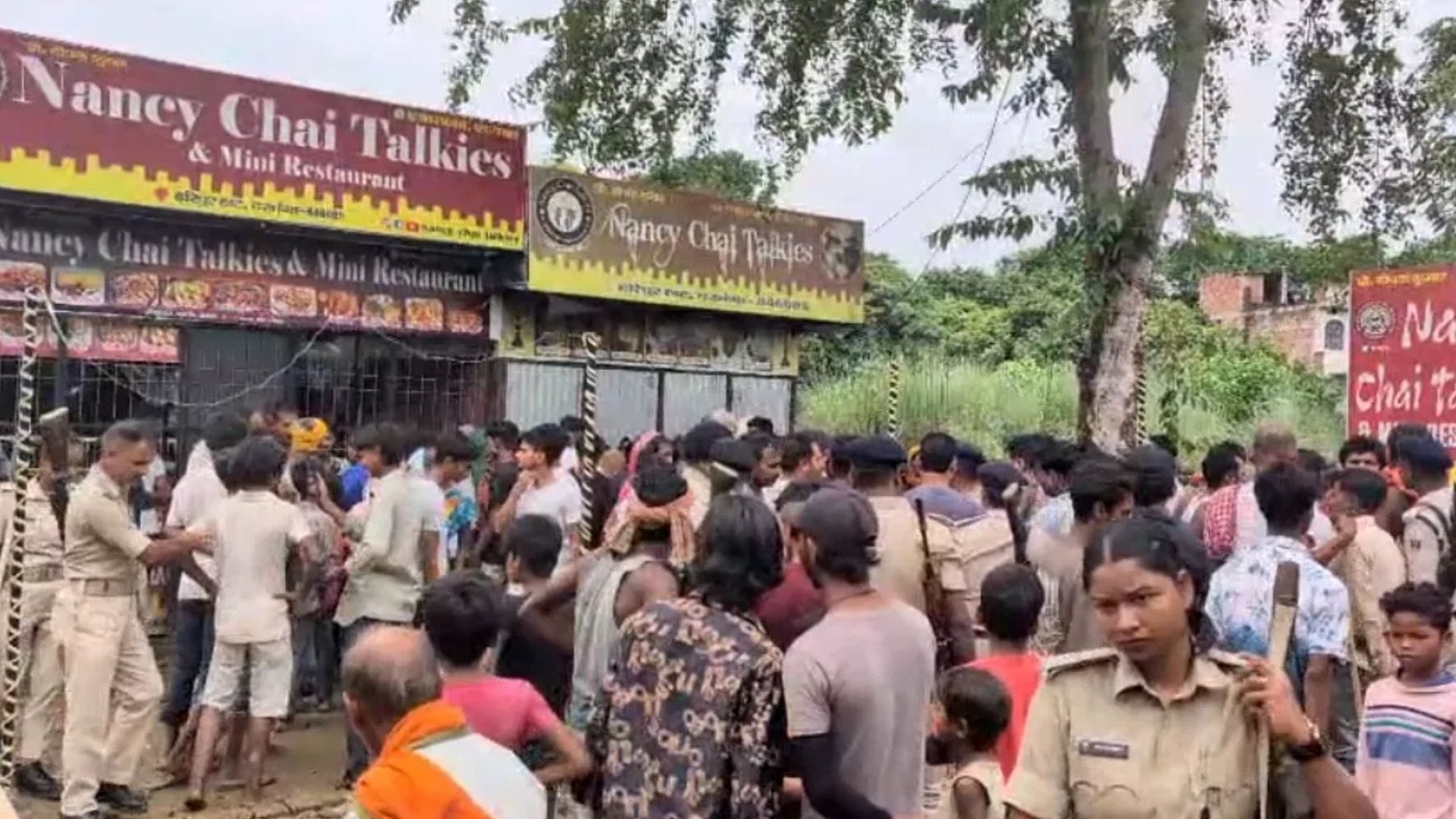 घटना स्थल पर जुटी लोगों की भीड़