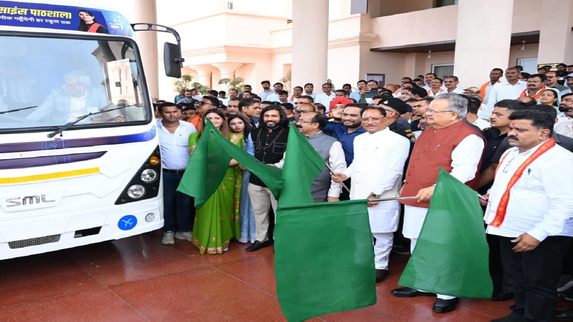 सीएम साय और विधानसभा अध्यक्ष डॉ. रमन सिंह ने ‘भावना दीदी की साइंस पाठशाला’ को दिखाई हरी झंडी