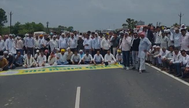 इंदौर नागपुर हाईवे पर किसानों ने लगाया जाम
