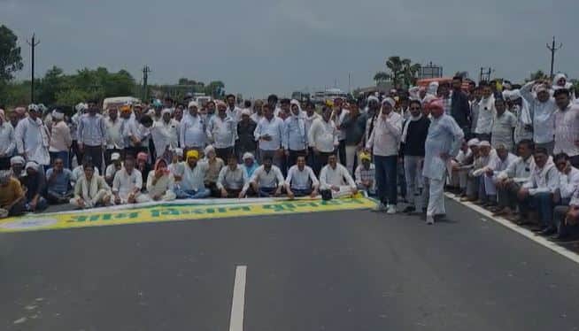 MP News: Thousands of farmers blocked the national highway, angry over low prices for mung beans.
