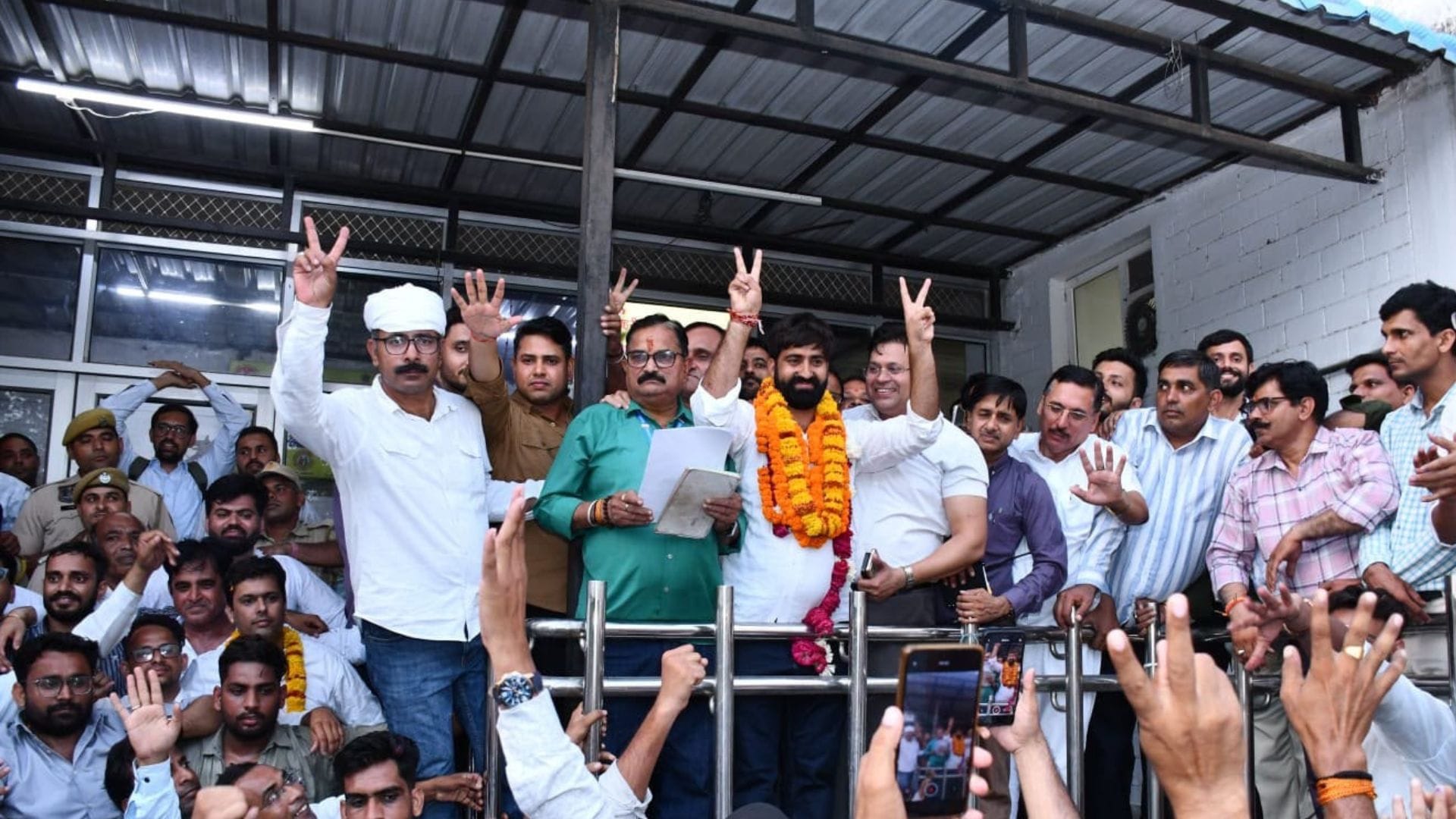 जीत के बाद जश्न