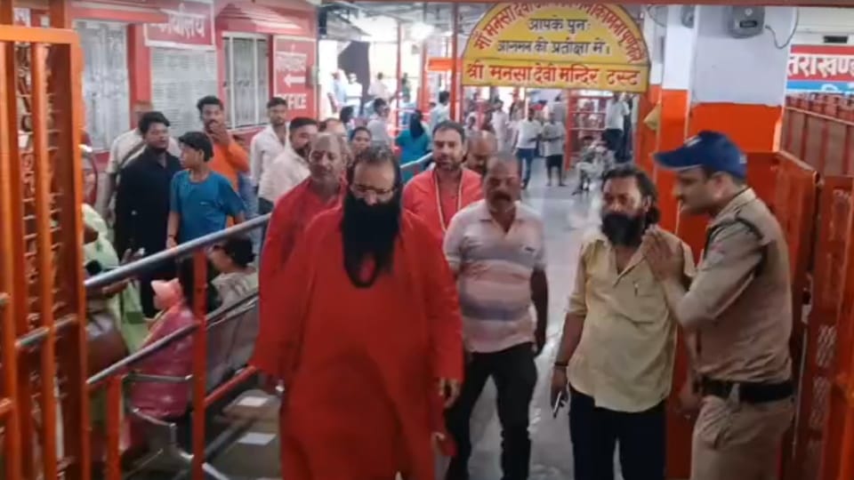 मनसा देवी मंदिर ट्रस्ट के अध्यक्ष श्रीमहंत रवींद्र पुरी महाराज