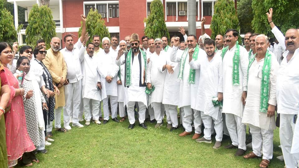 मेरठ सर्किट हाउस में रालोद नेता।