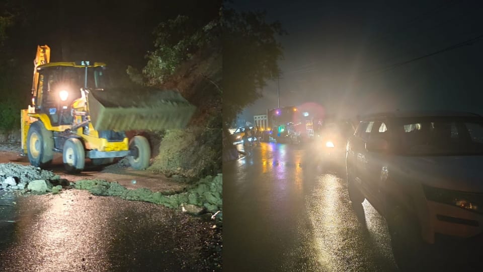 Mussoorie Dehradun road blocked for an hour due to landslide near Hanuman Temple ver 200 vehicles stranded
