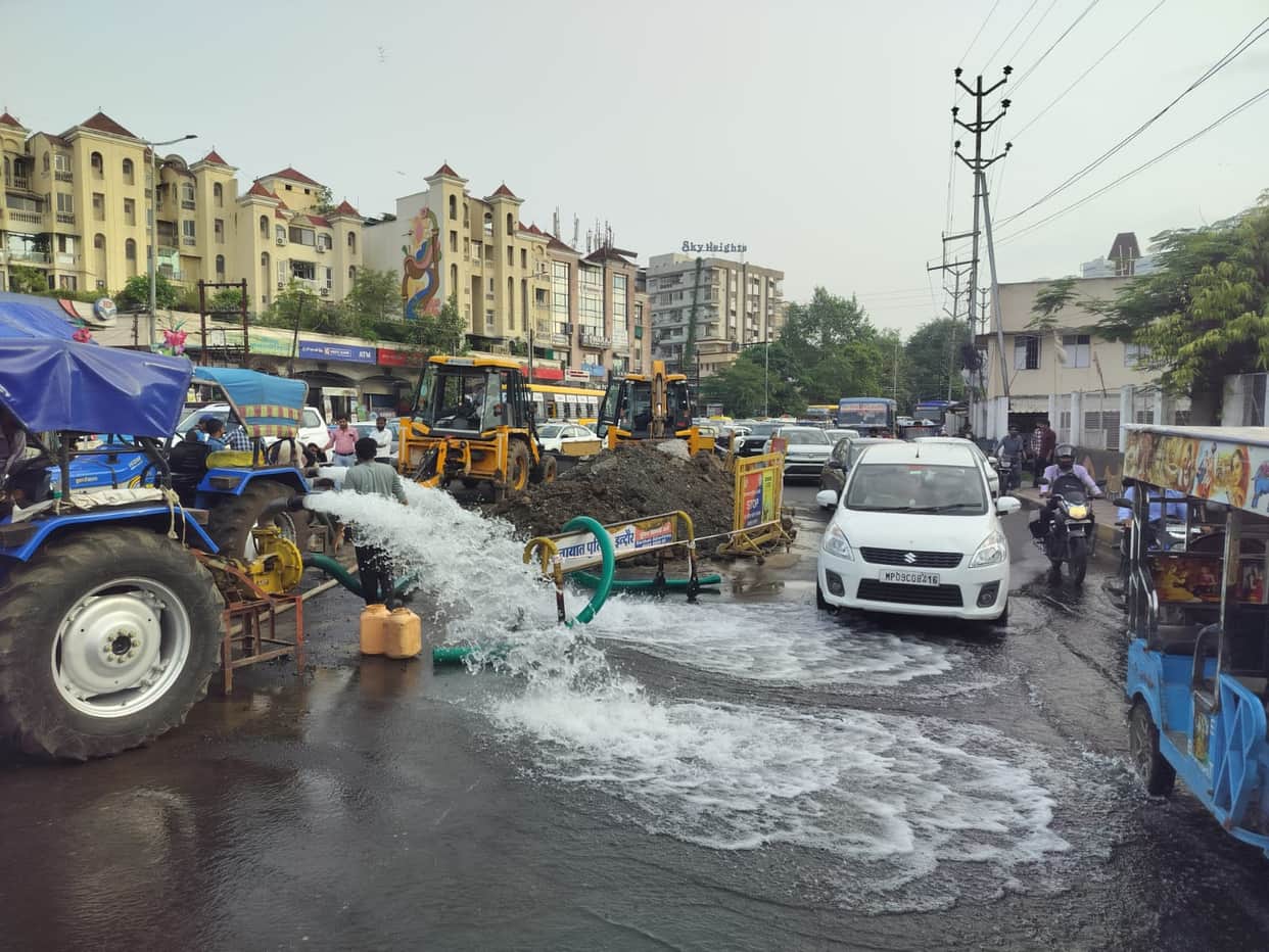Indore News: Pipeline bursts at Navlakha Square in Indore; Narmada water flows across the roads like a river.
