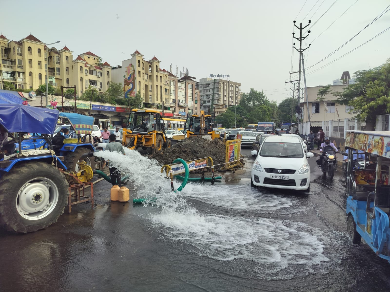 नर्मदा पाइपलाइन फूटने से लाखों गैलन पानी सड़कों पर बह गया।