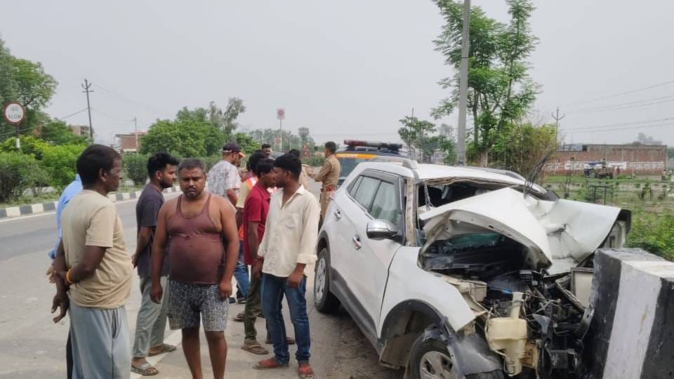 पुलिया से टकराई कार, मौके पर मौजूद पुलिस और लोगों की भीड़।