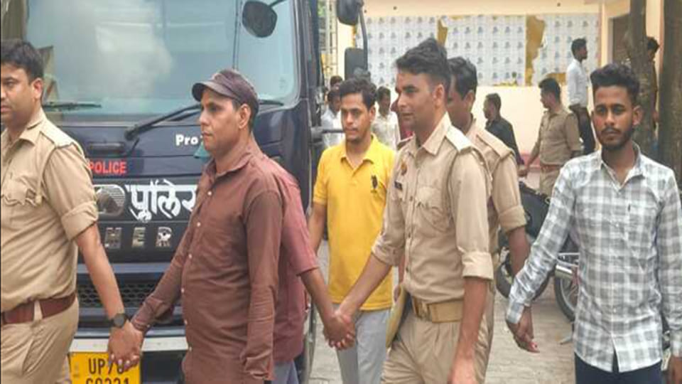 सजा सुनाए जाने के बाद अदालत से बाहर निकलते दोषी