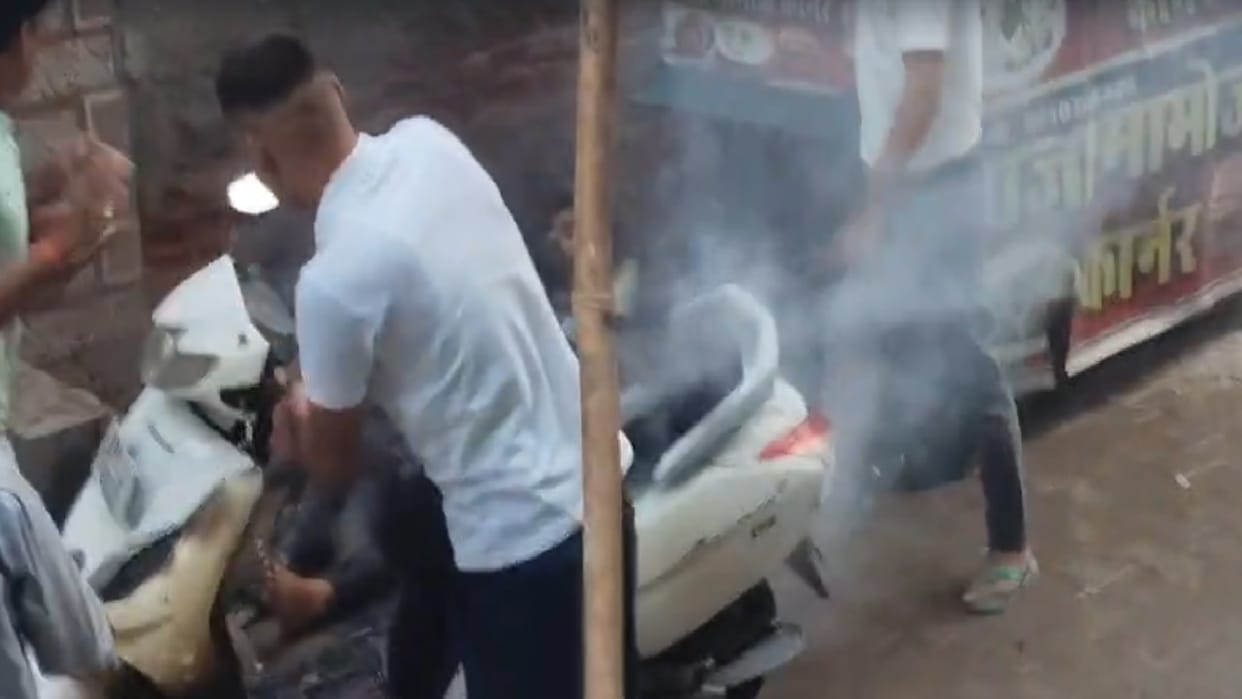 11,000 KV line wire broke and fell in Chhijarsi five people got scorched in Noida