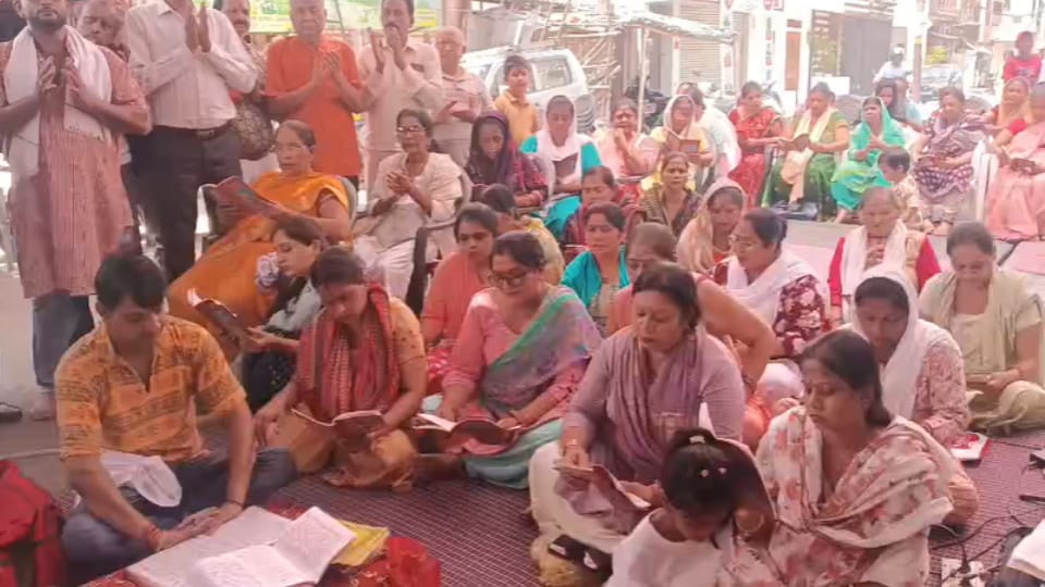 Central Market Setback Dispute in Meerut Continues, Women Protest as No Consensus Reached on Rehabilitation Pl