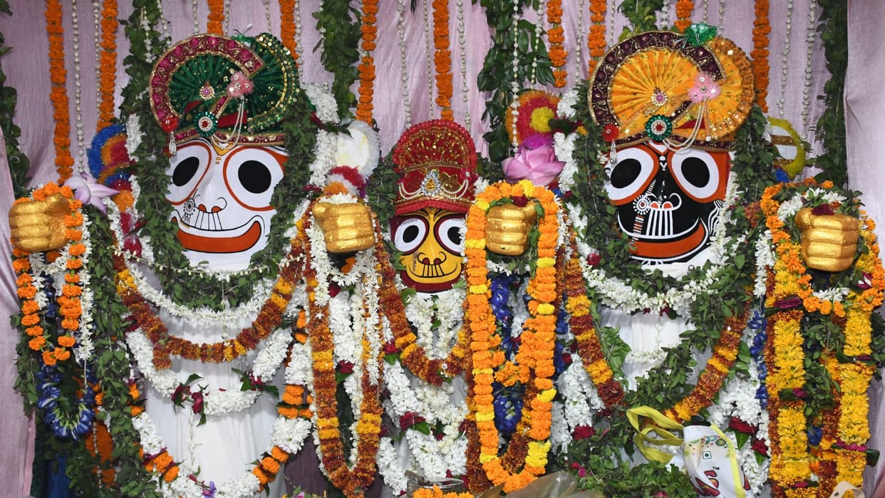 Varanasi News white attire and appearing youthful Mahaprabhu granted darshan received ritual food offerings