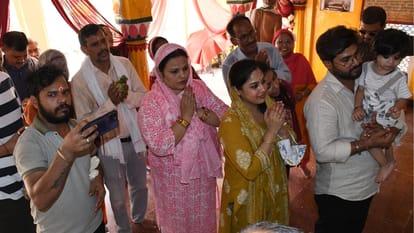 Varanasi News white attire and appearing youthful Mahaprabhu granted darshan received ritual food offerings