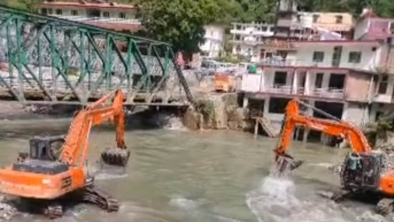 स्यानाचट्टी की सुरक्षा के लिए नदी में उतरीं पोकलेन मशीनें