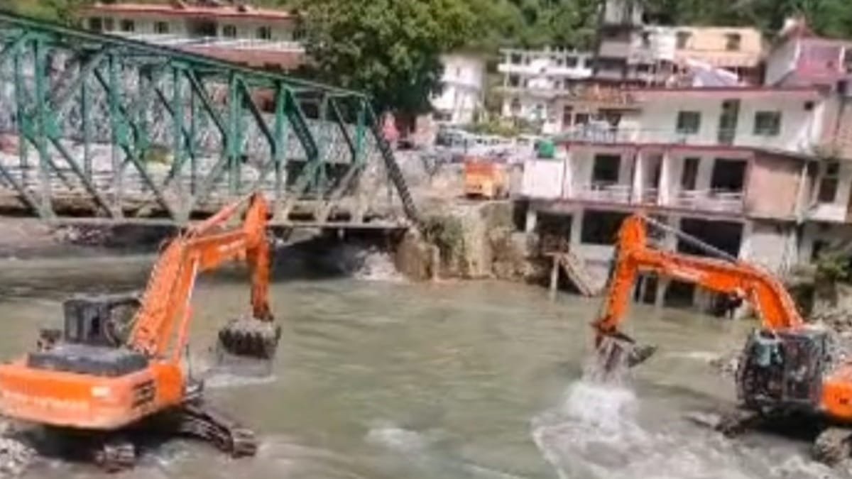 यमुनोत्री हाईवे : राहत भरी खबर, स्यानाचट्टी में बैली ब्रिज तैयार, सुरक्षा के लिए नदी में उतरीं पोकलेन मशीनें