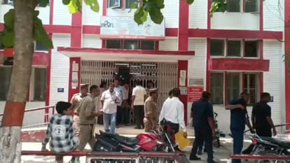 बम निरोधक दस्ते के साथ पुलिस ने की जांच।