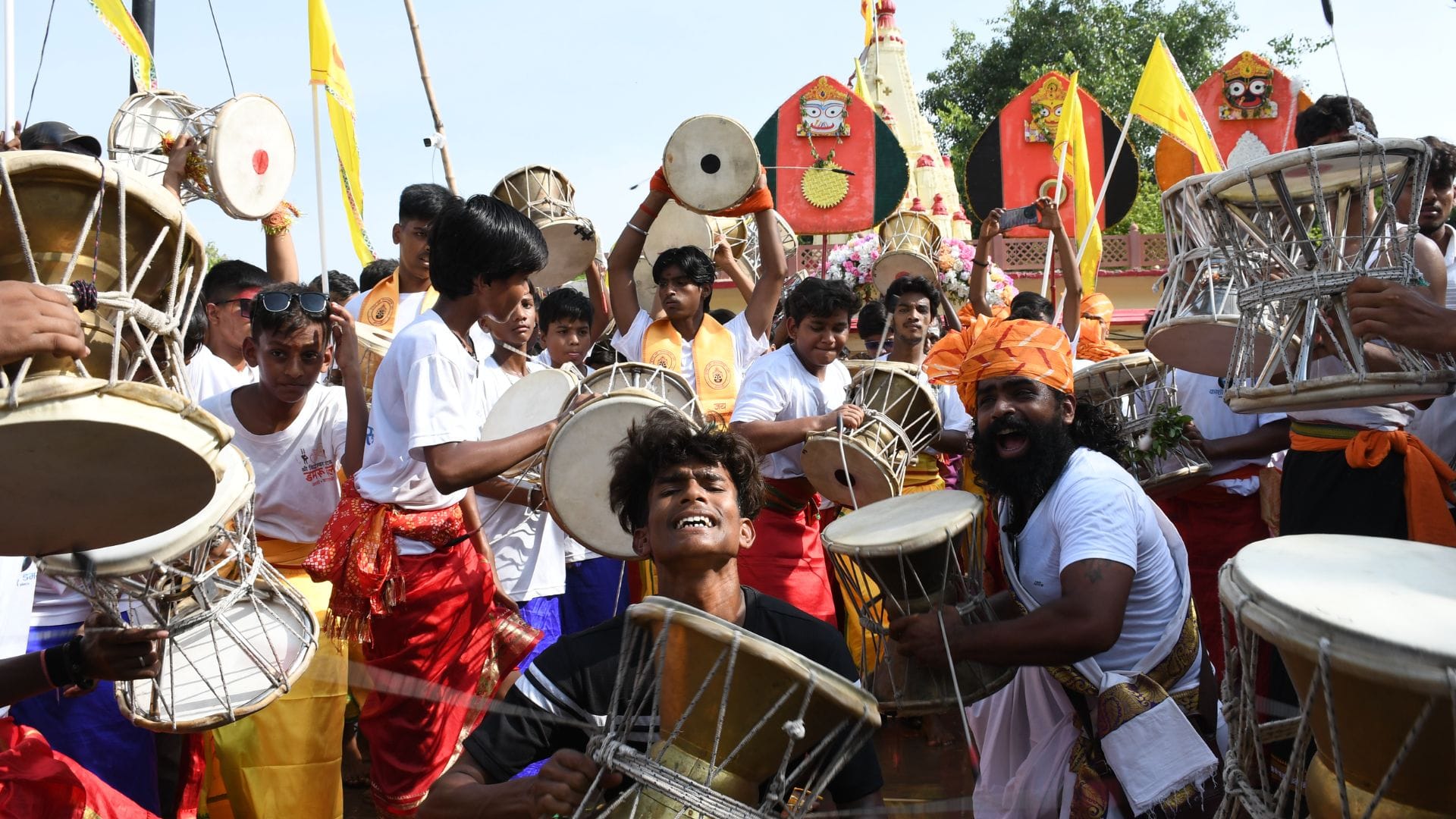 Lord Jagannath Doli Yatra  Devotees showered flowers and performed Aarti in Varanasi
