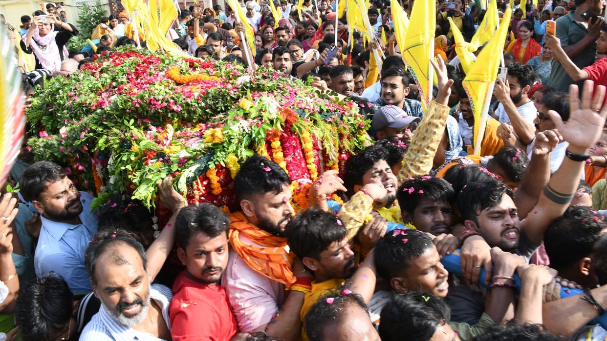 Lord Jagannath Doli Yatra  Devotees showered flowers and performed Aarti in Varanasi