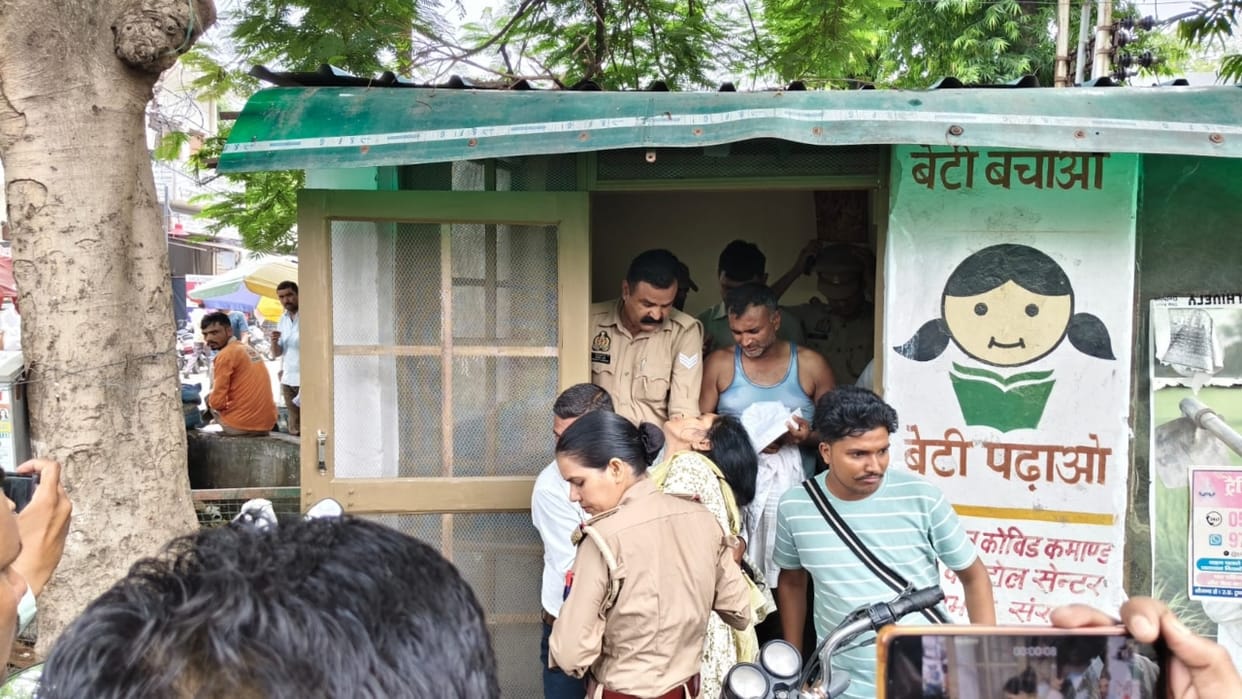 Couple attempts self-immolation with their daughter at Collectorate gate in Bareilly