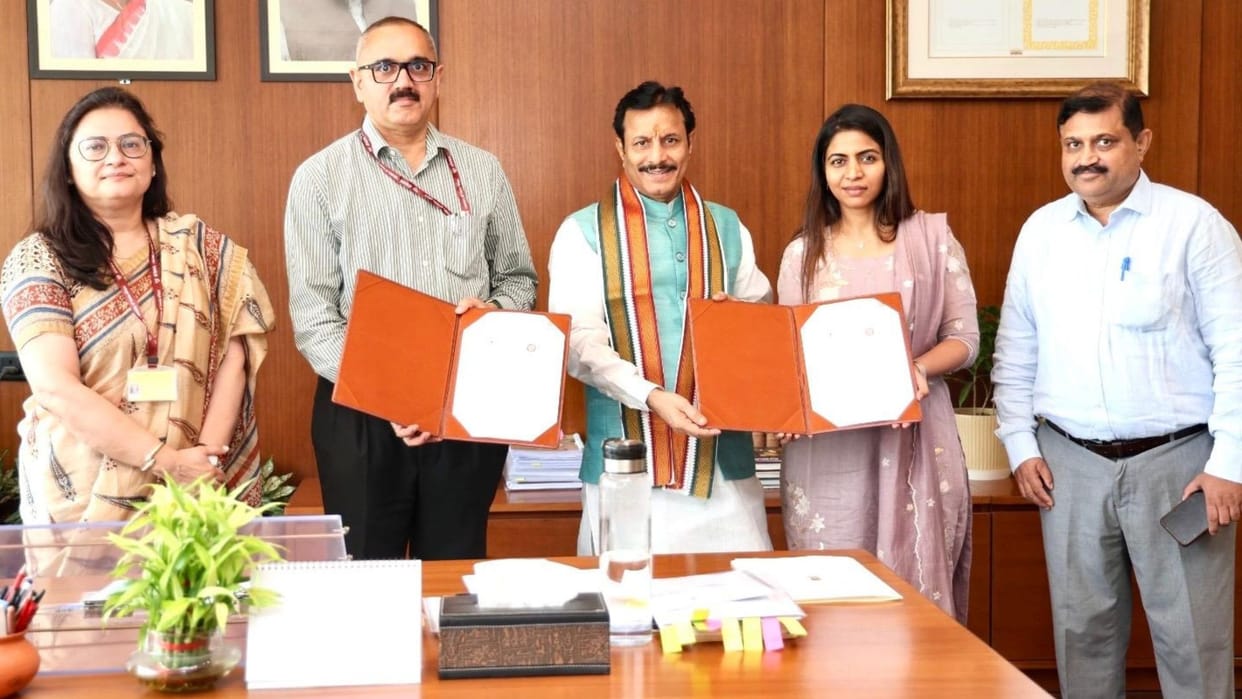 Varanasi News MoU signed between Sanskrit University and Ministry of Tribal Affairs diploma course